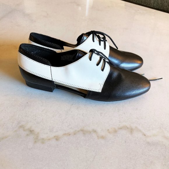 NWOT! Nine West white & black Oxford lace up shoe with open sides / cutouts (7M) - Picture 3 of 10
